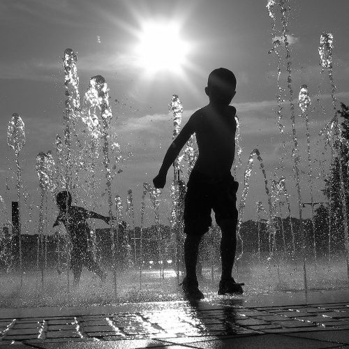 kind wasserspiele